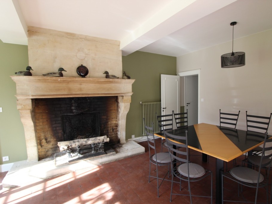 Séjour et sa grande cheminée décorative - Gite la Petite Varenne