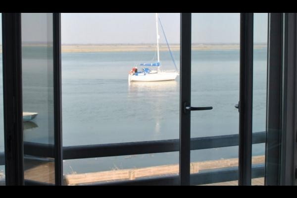 Vue sur la Baie et ses activités nautiques depuis le salon