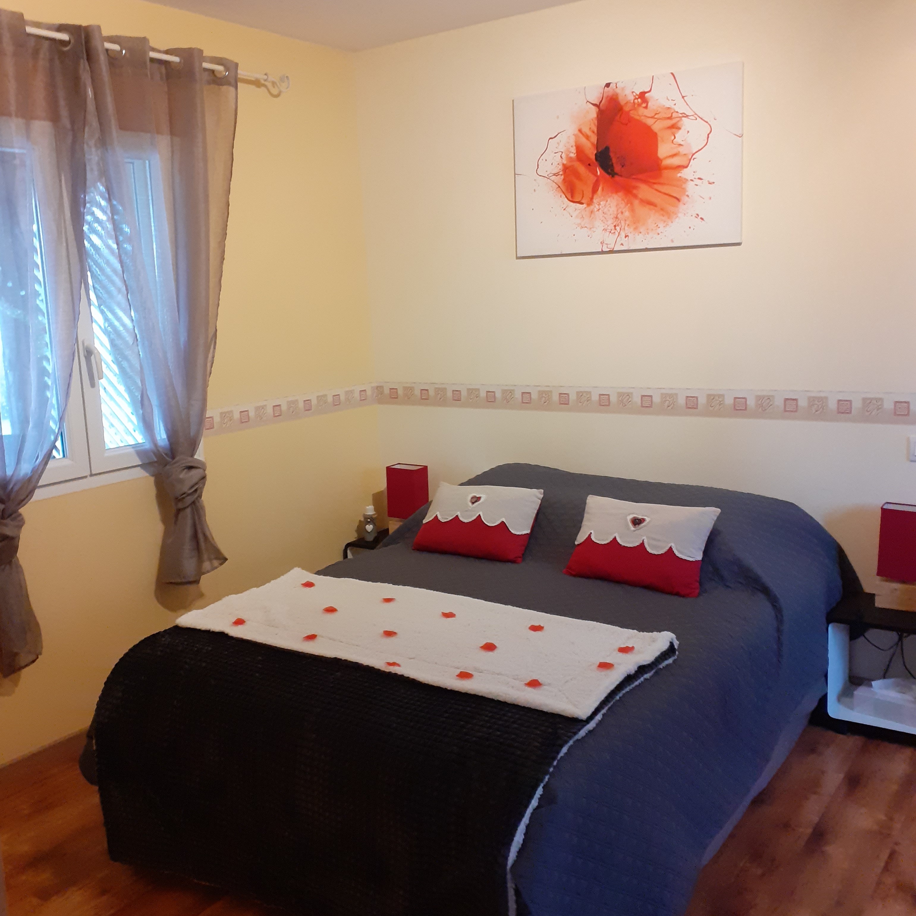 Chalet Cèdre : jolie chambre  avec un lit double et 1 lit simple (+ lit bébé sur réservation)