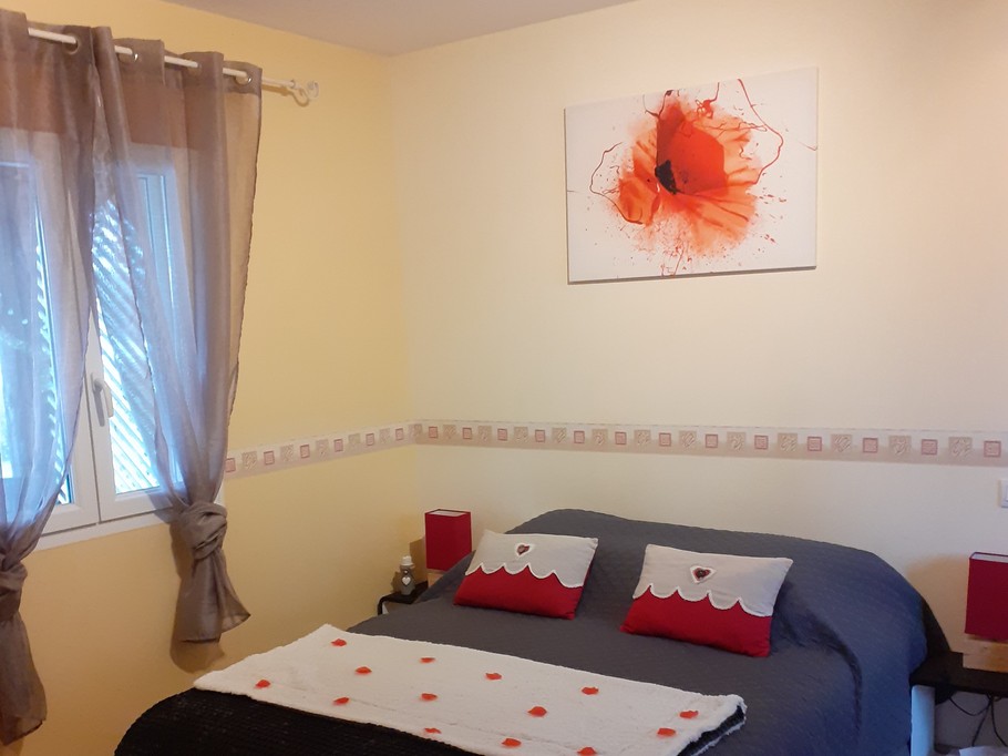 Chalet Cèdre : jolie chambre  avec un lit double et 1 lit simple (+ lit bébé sur réservation)