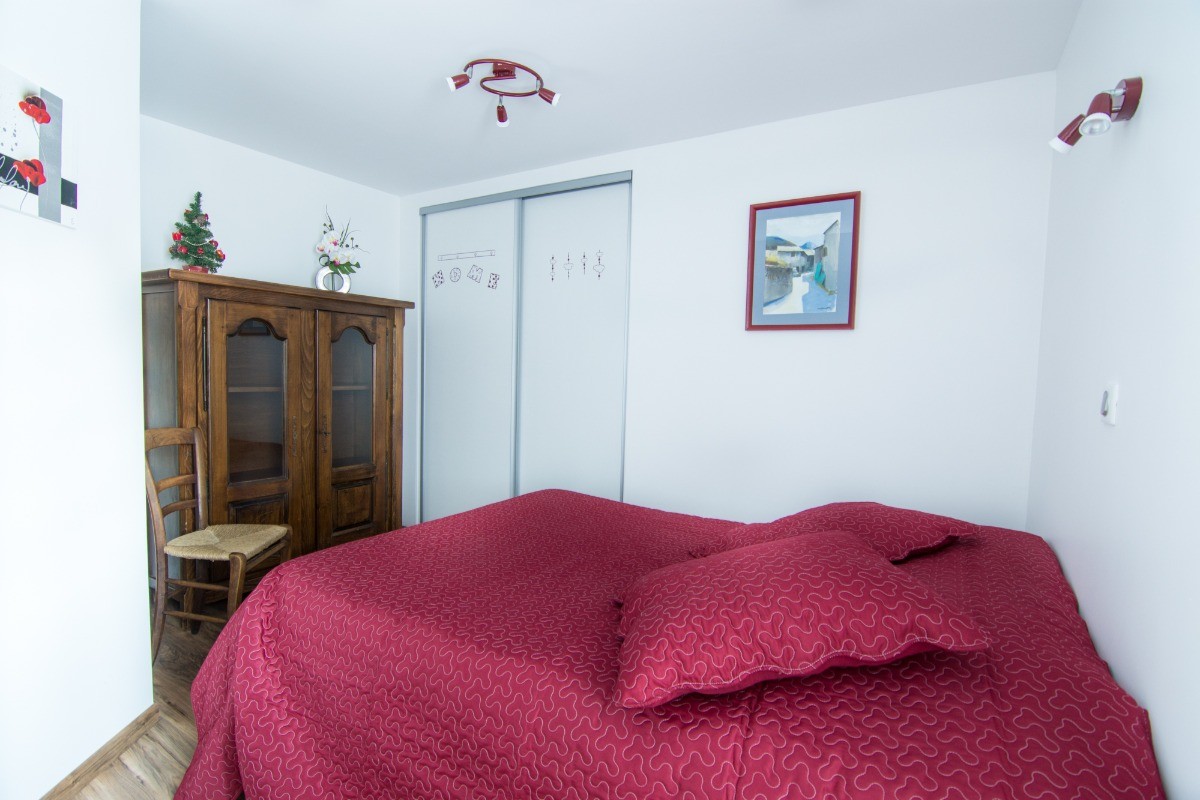 Chambre avec fausse cheminée