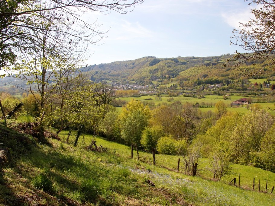 Grand jardin avec une magnifique vue dégagée sur les montagnes, sans aucun vis-à-vis
