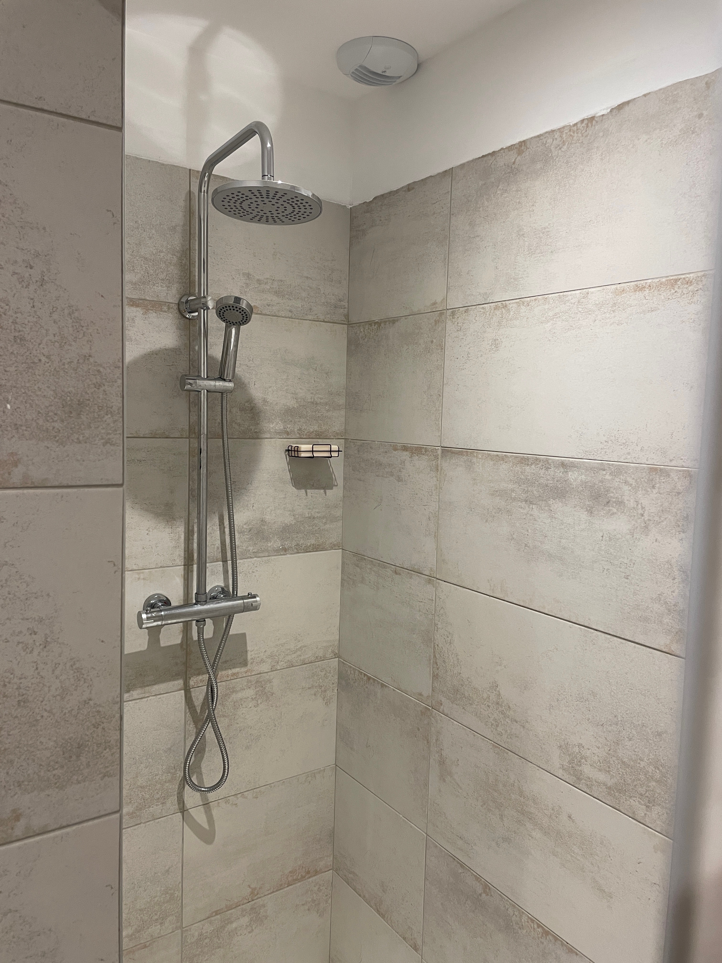 Salle de bain avec douche
