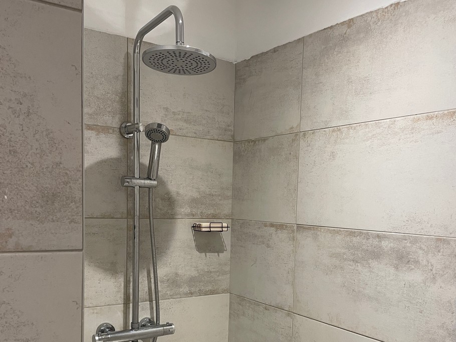 Salle de bain avec douche