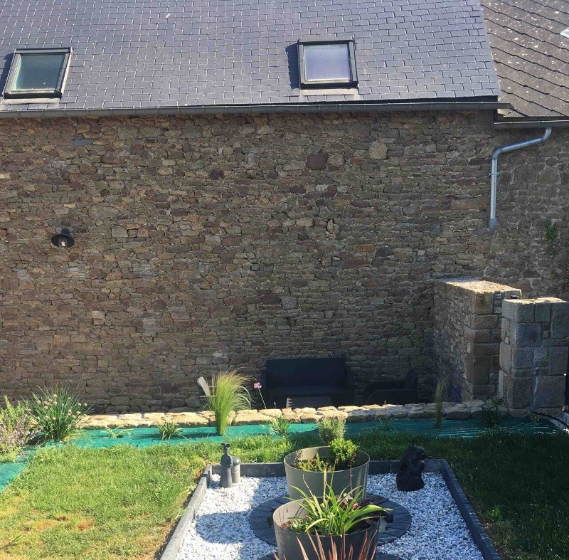 Dans le jardin, un boulodrome pour des parties de pétanque, un banc, une balançoire.