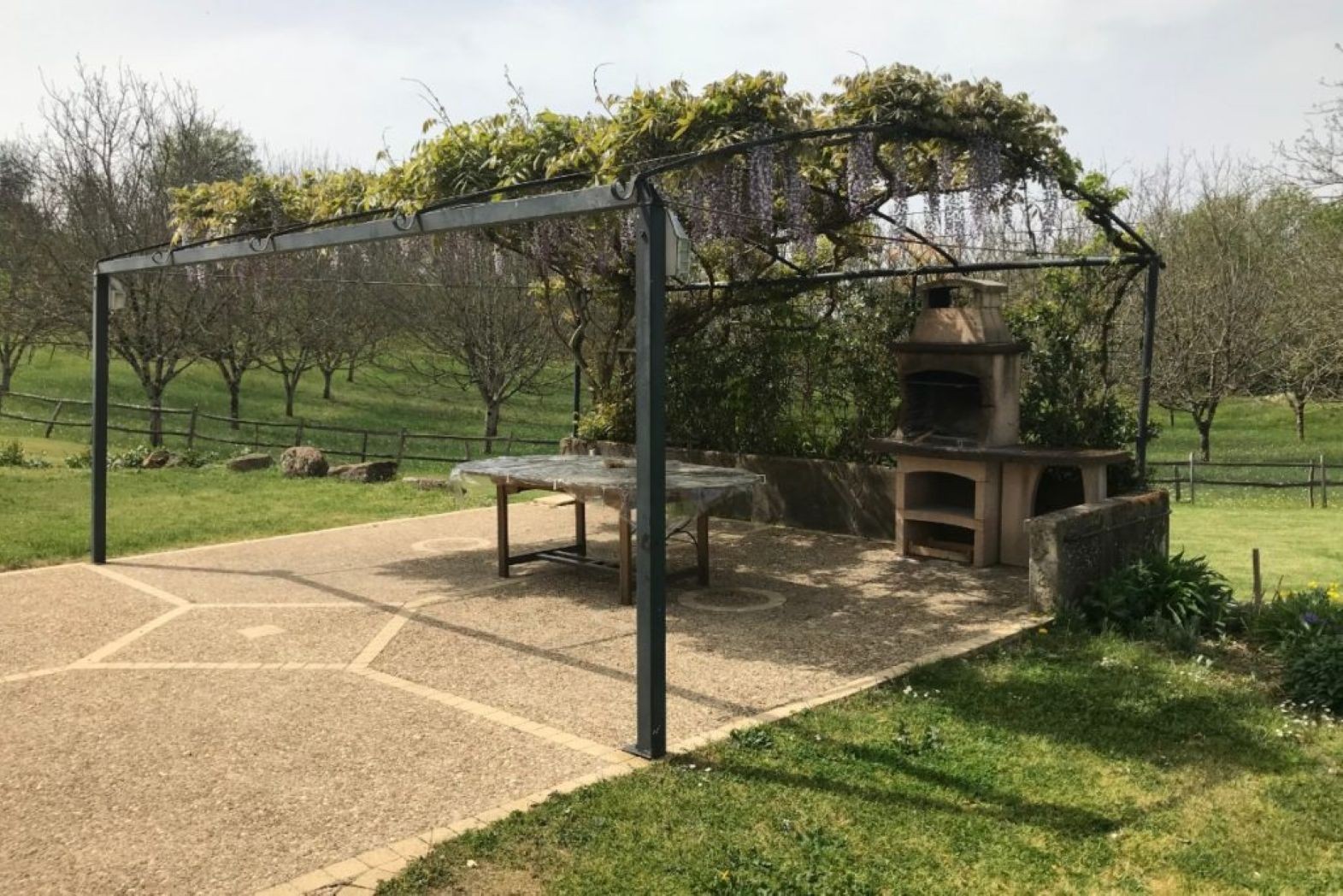 Pergola végétalisée espace barbecue
