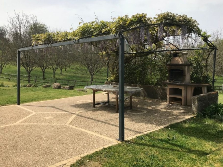 Pergola végétalisée espace barbecue