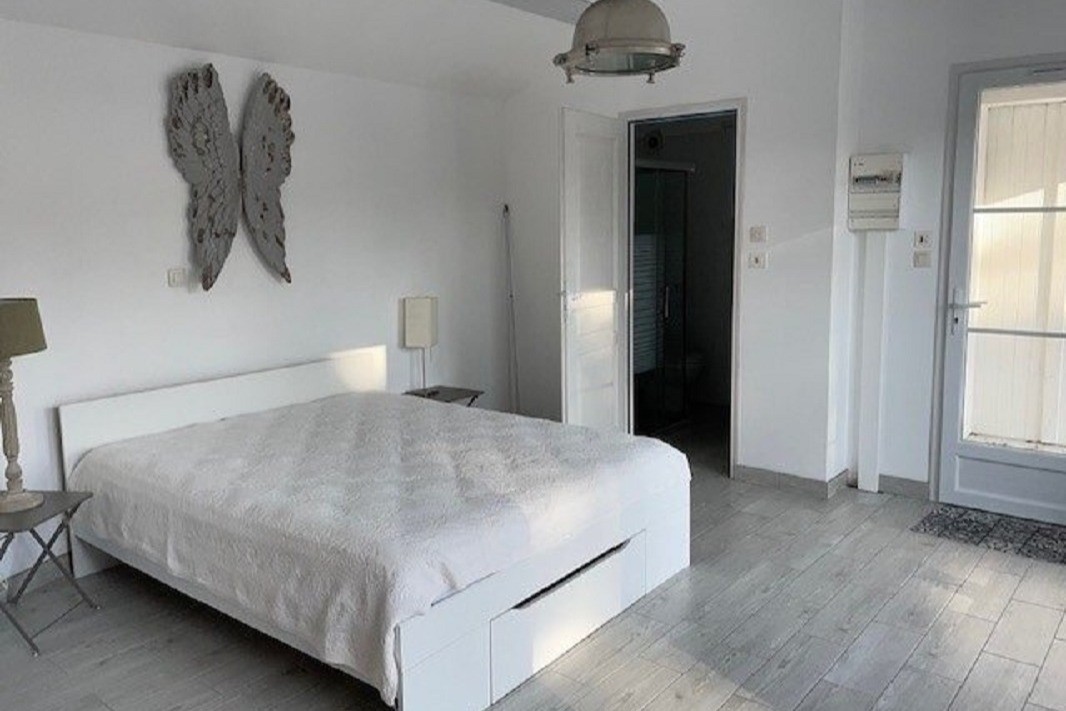 Chambre avec un lit en 160 - Annexe extérieure à la maison principale