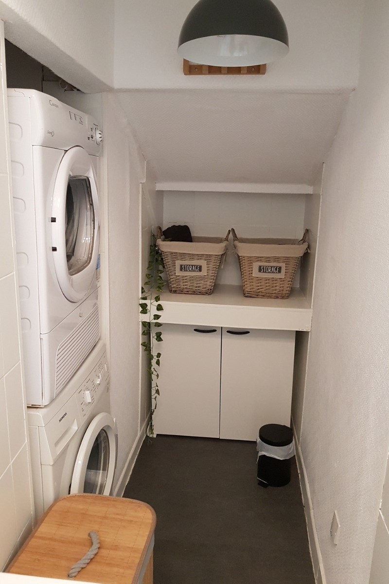 L'espace buanderie dans la salle d'eau
