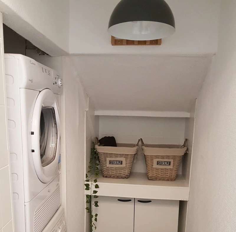 L'espace buanderie dans la salle d'eau