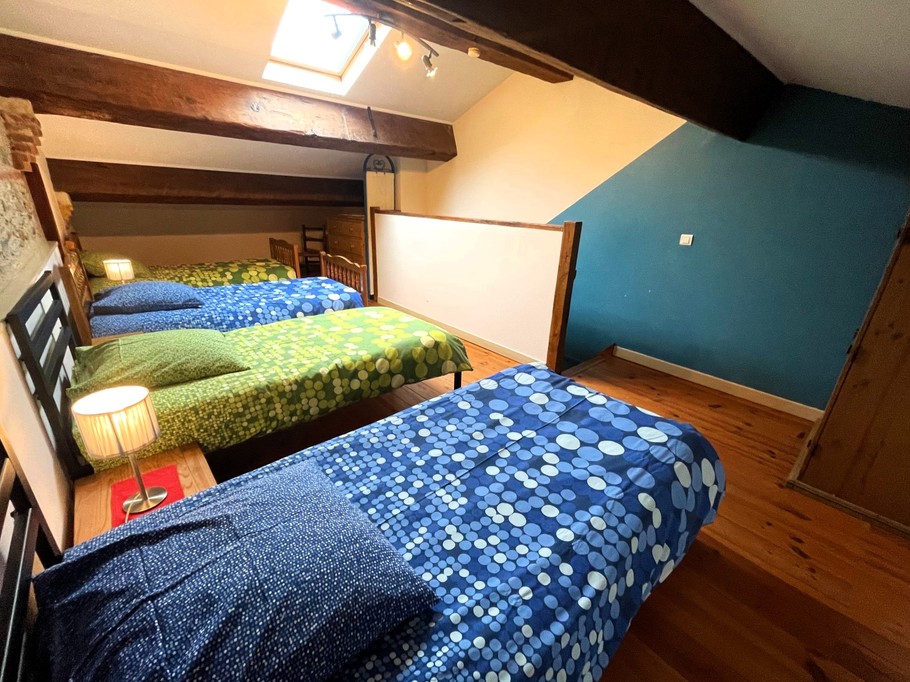 Chambre 2ème étage 4 lits simples