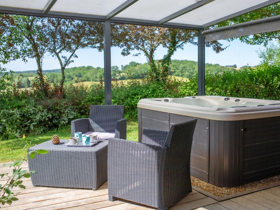 Gîte Cèdre : vous pourrez prendre votre petit-déjeuner en terrasse !