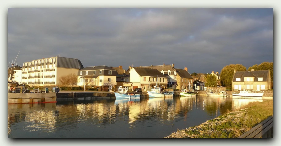 Petit port américain sous le soleil hivernal.