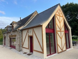 Façade avant de la bâtisse ancienne entièrement rénovée en 2024.
2 salons de jardins, installées de part et d'autre de la maison vous feront vivre d'agréables moments avec ou à l'abris du soleil.