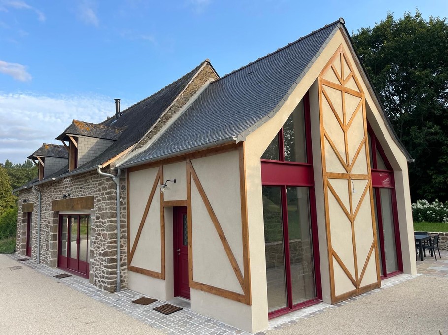 Façade avant de la bâtisse ancienne entièrement rénovée en 2024.
2 salons de jardins, installées de part et d'autre de la maison vous feront vivre d'agréables moments avec ou à l'abris du soleil.
