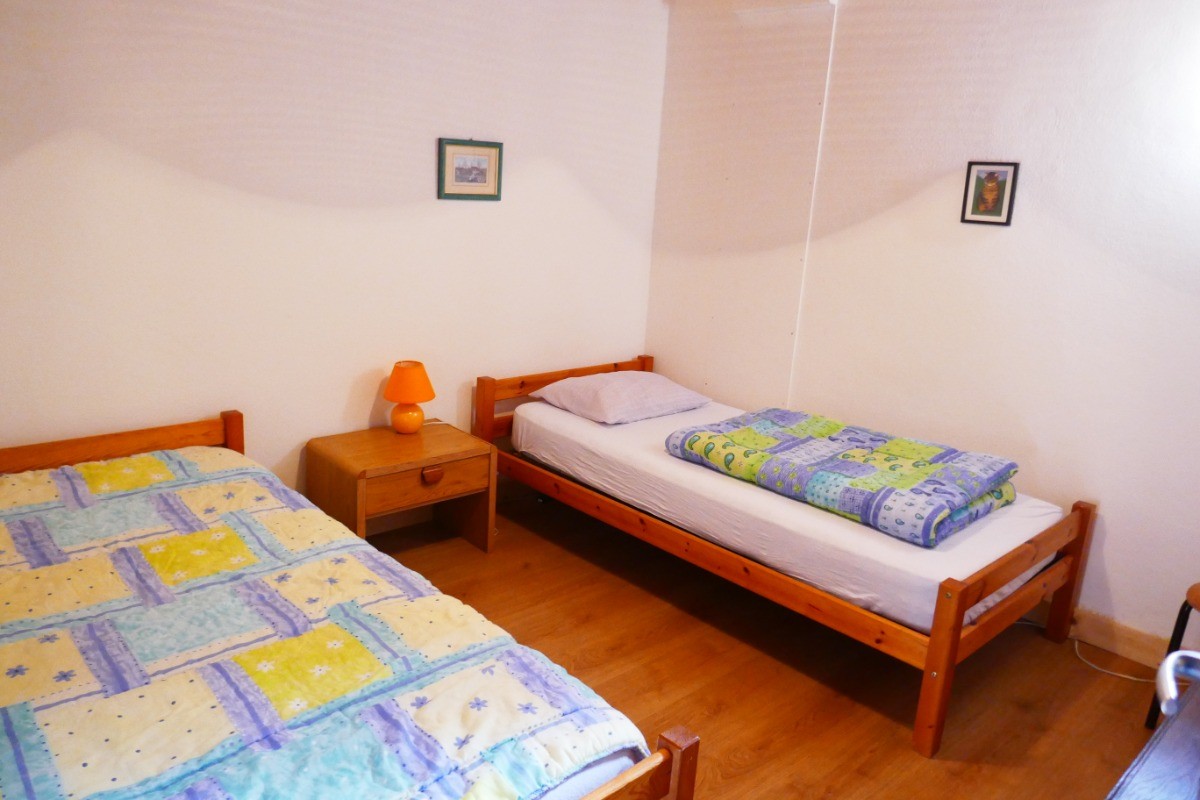 Chambre avec deux lits en 90