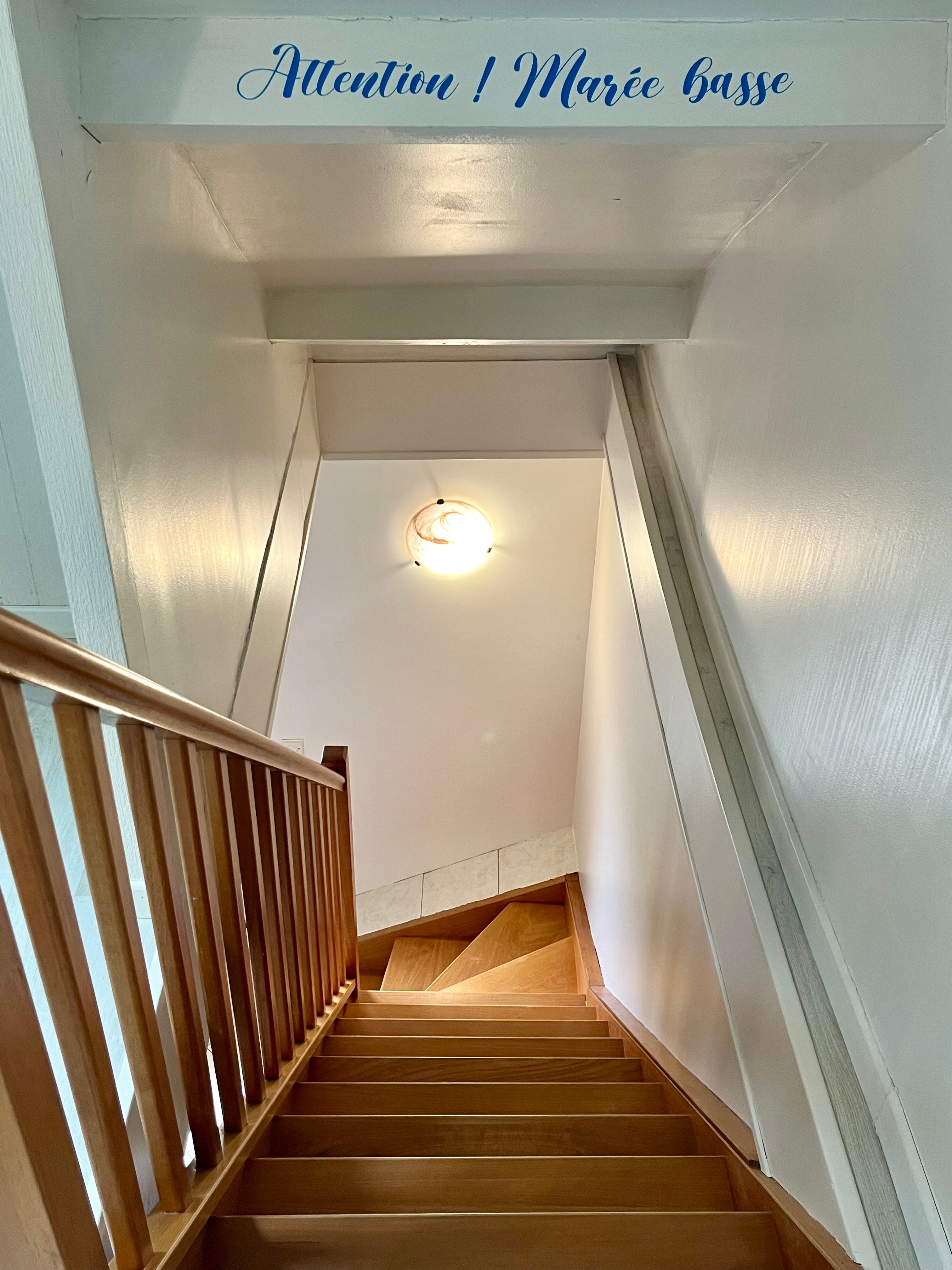 Escalier qui mène aux chambres