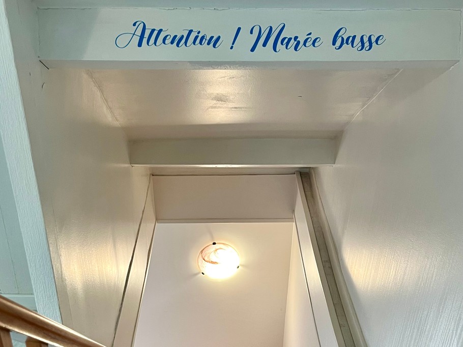 Escalier qui mène aux chambres