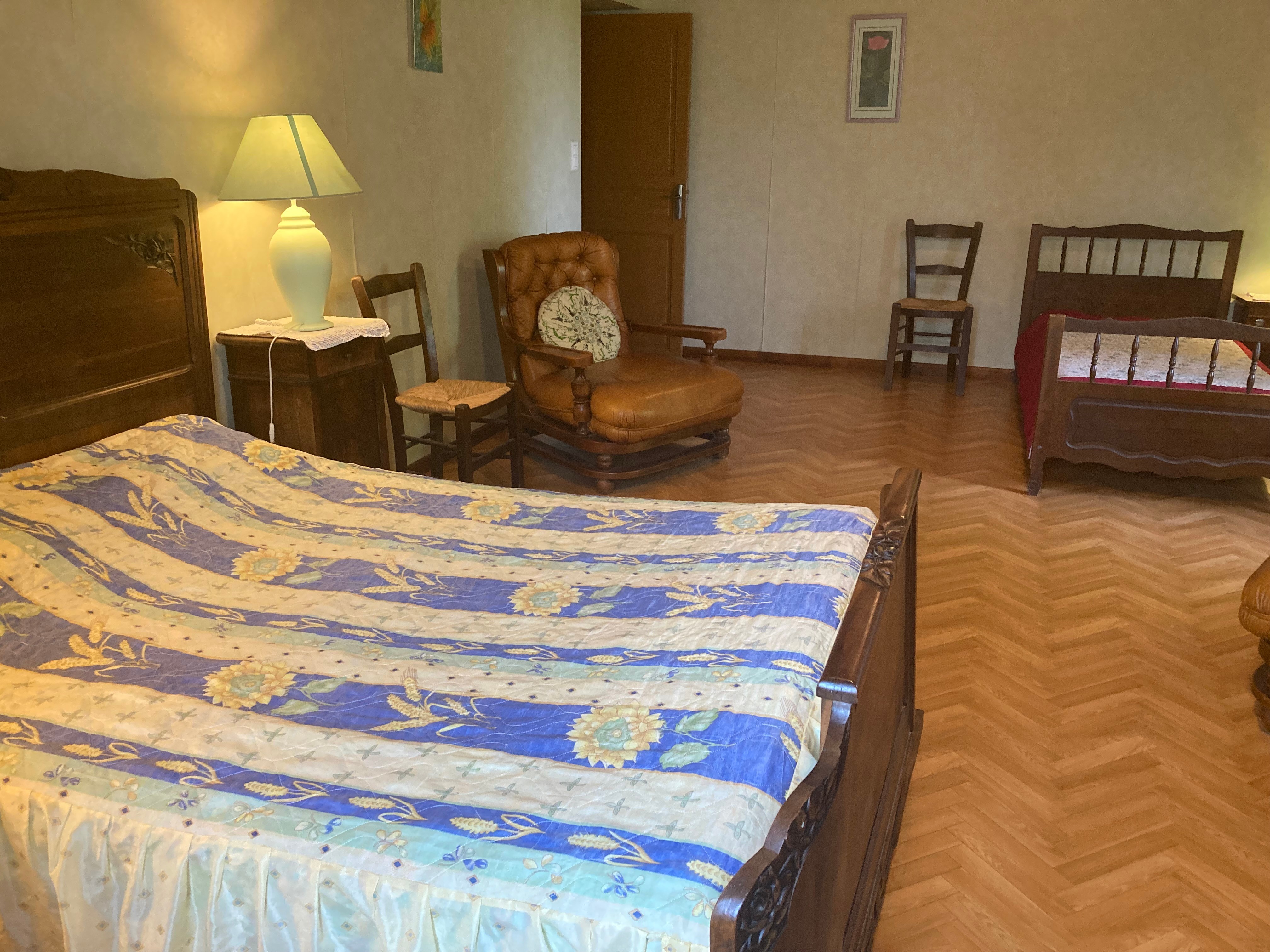 1ère Chambre avec lit 140 + 1 lit 90