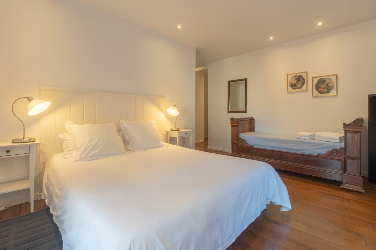 Chambre N° 2 - Double aspect avec vue d'église