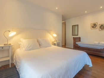 Chambre N° 2 - Double aspect avec vue d'église