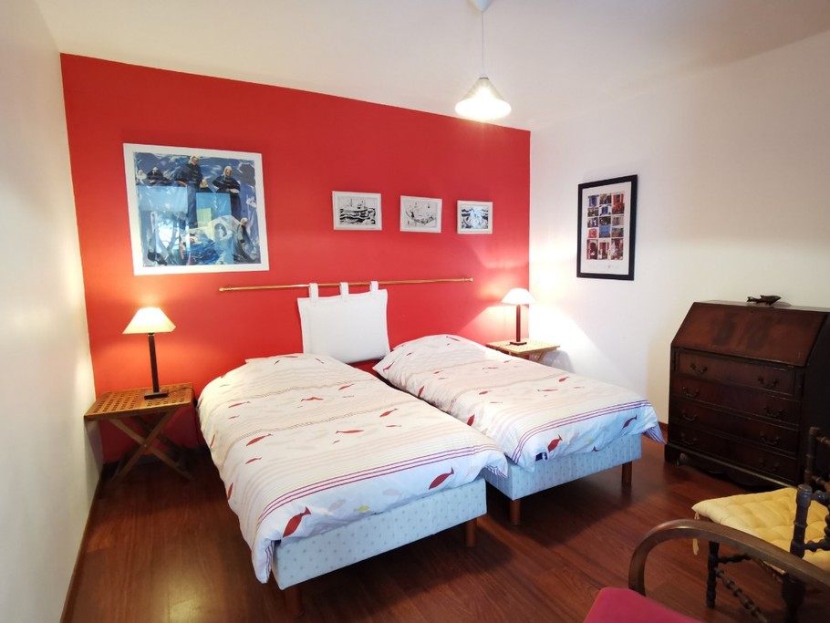 Une chambre avec 2 lits 90 dans chambre communicante