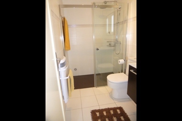 la salle de bain avec grande douche à l'italienne et son WC carréné