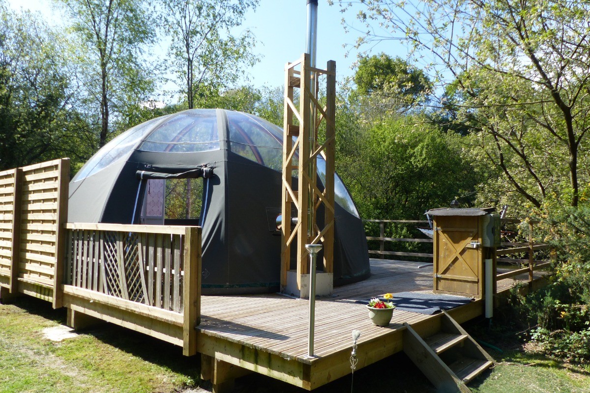 Bulle spa sur sa plateforme au bord de l'étang