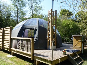 Bulle spa sur sa plateforme au bord de l'étang