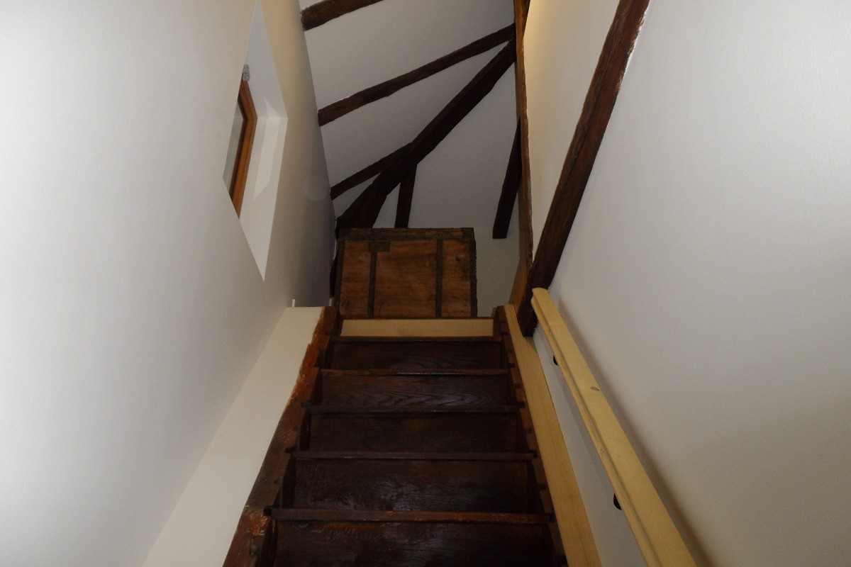 L'ESCALIER D'ACCES A LA CHAMBRE 2
