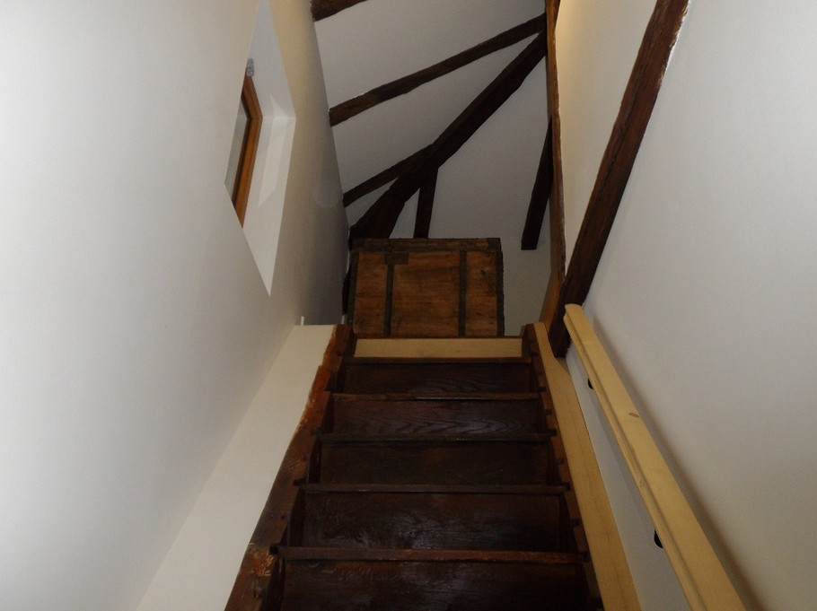 L'ESCALIER D'ACCES A LA CHAMBRE 2