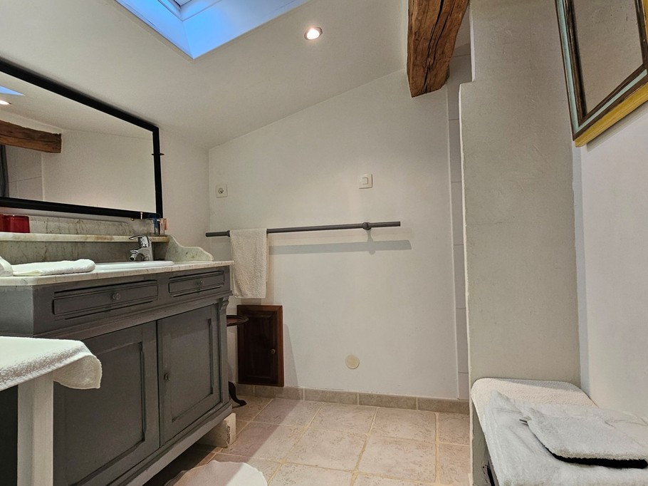 La salle d'eau avec douche et wc séparé