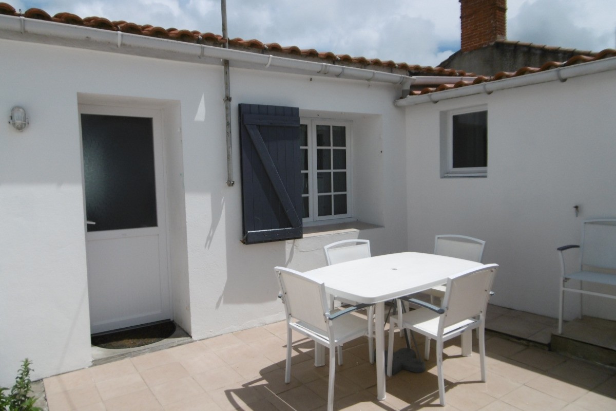 Façade arrière et cour