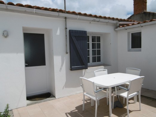 Façade arrière et cour