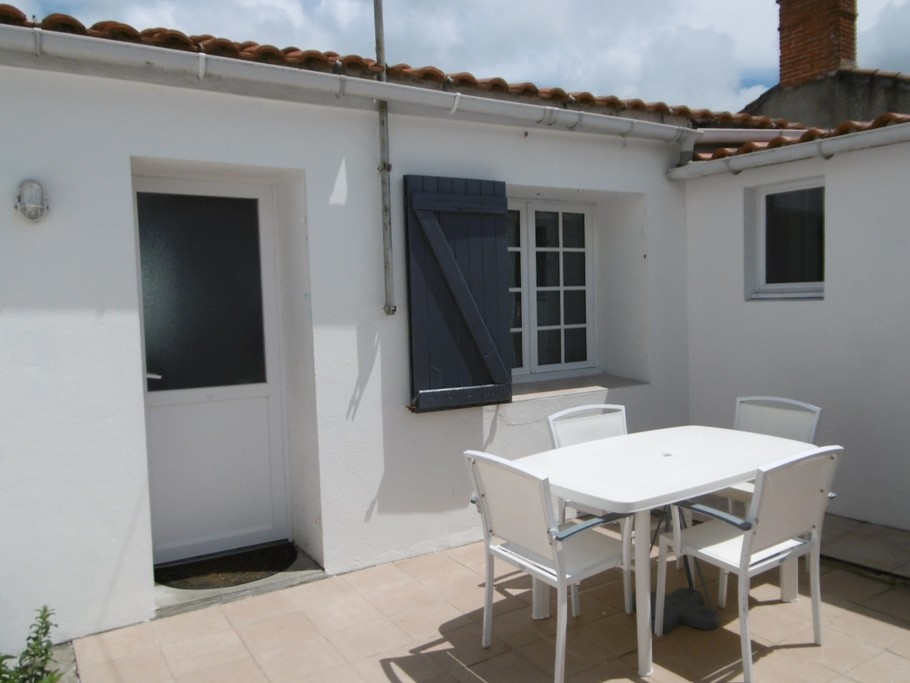 Façade arrière et cour