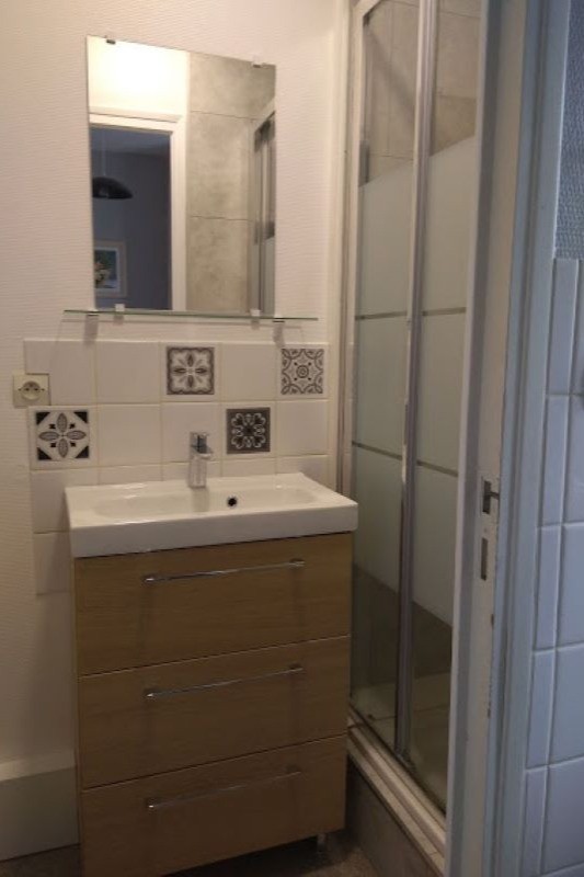 Salle d'eau fermée avec douche et WC