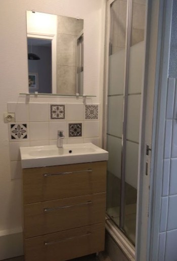 Salle d'eau fermée avec douche et WC