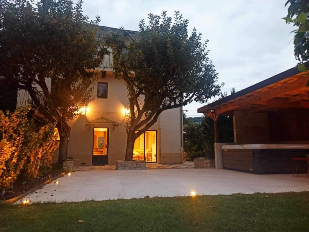 Terrain de pétanque pour des vacances conviviales en Aveyron