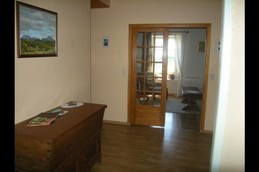 Vue de l'entrée du gîte vers la salle de séjour.