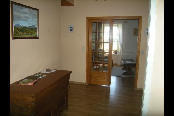 Vue de l'entrée du gîte vers la salle de séjour.