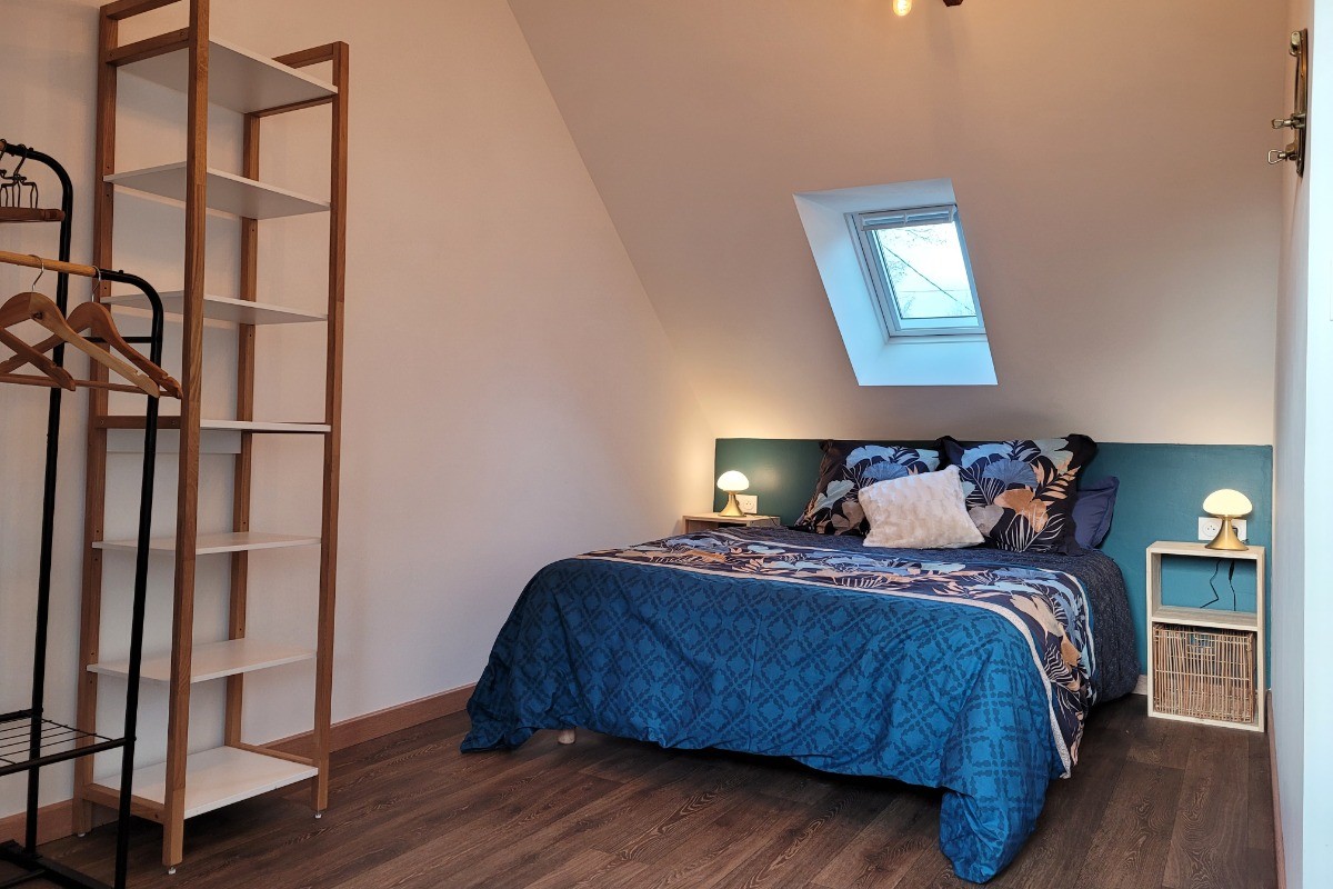 Location de vacances, Clévacances, Kerkohann, chambre de l'étage avec lit 140