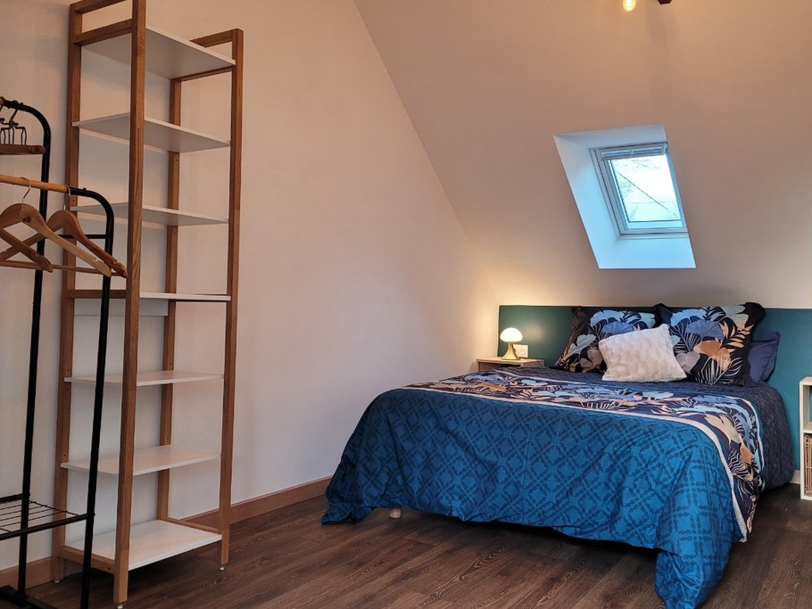 Location de vacances, Clévacances, Kerkohann, chambre de l'étage avec lit 140