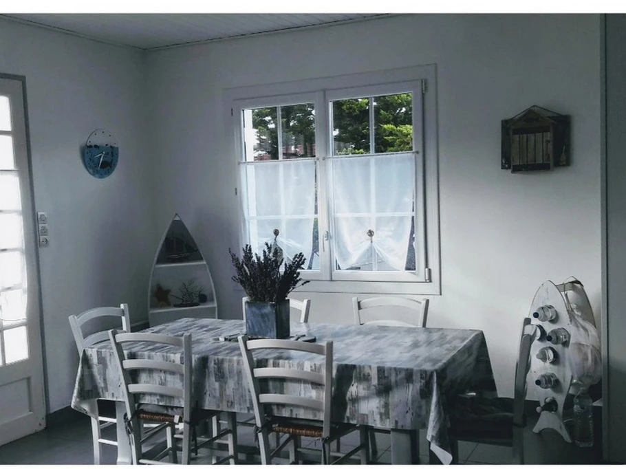 Cuisine aménagée et coin repas - ambiance mer