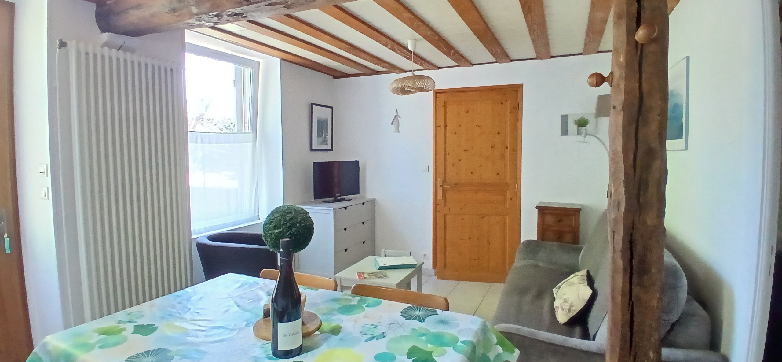 "Le Têtu" holiday cottage in Volvic: The living room