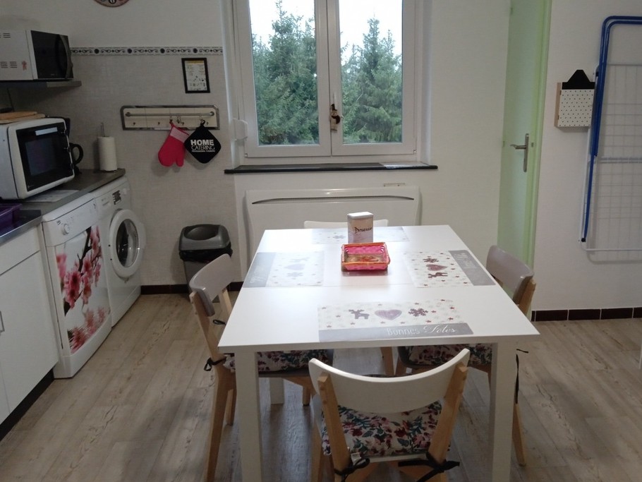 la cuisine avec vue sur les sapins