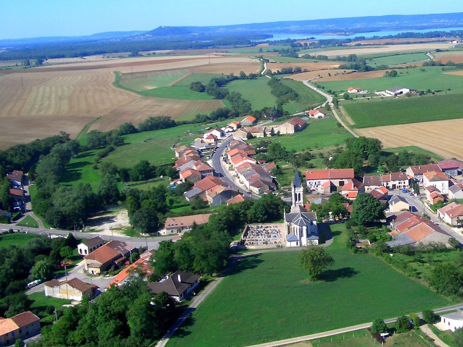Pannes, le lac de Madine, la butte de Montsec vu d'avion