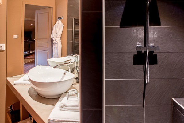 Chambres d'hôtes de charme idéalement situées : golf d'Anthon, stade de Lyon, aéroport, Pérouges - Chambre Marquis - Ferme de Gringalet
