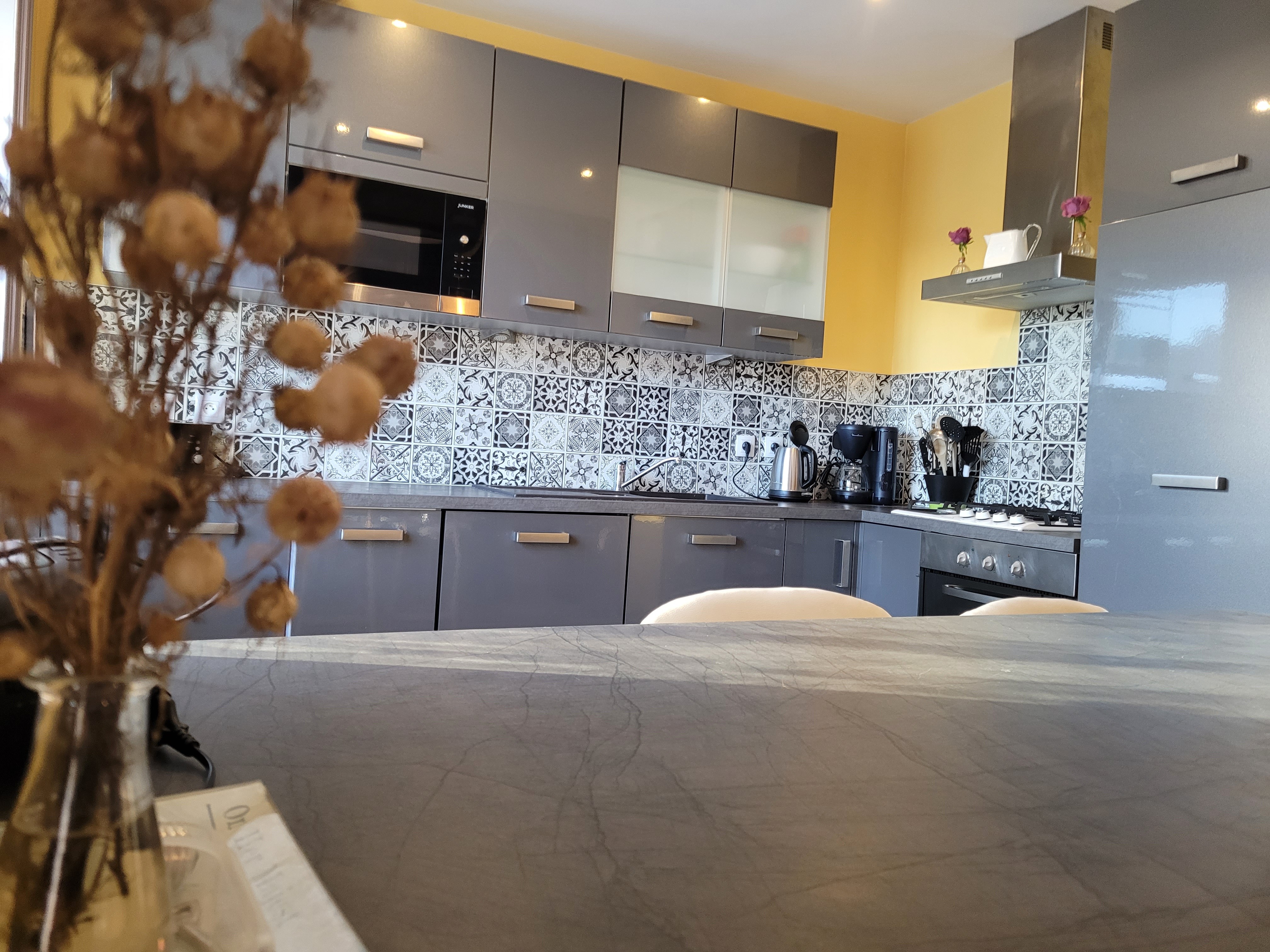 Le Grand location de vacances, Pléhedel, Séjour salon et cusine aménagée