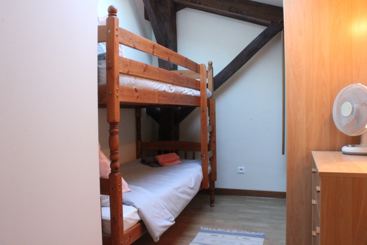 Une troisième chambre double à l'étage avec lits superposés