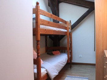 Une troisième chambre double à l'étage avec lits superposés